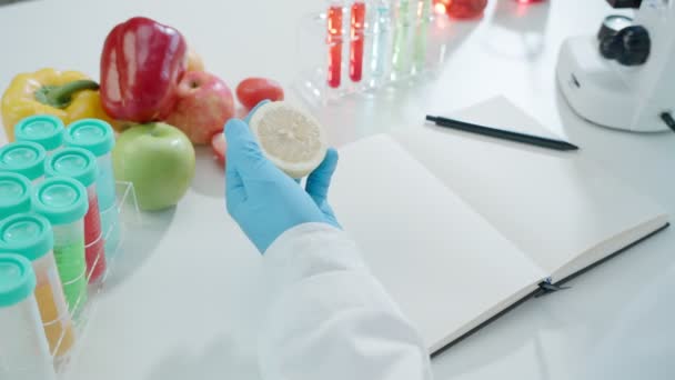 Wetenschapper Controleert Chemische Fruitresten Het Laboratorium Controledeskundigen Inspecteren Concentratie Van — Stockvideo