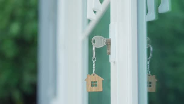 打开房屋锁的房东钥匙插在门上了 供出租和出售的二手房 钥匙链在风中飘扬 新住房抵押贷款 所有者 房地产 — 图库视频影像