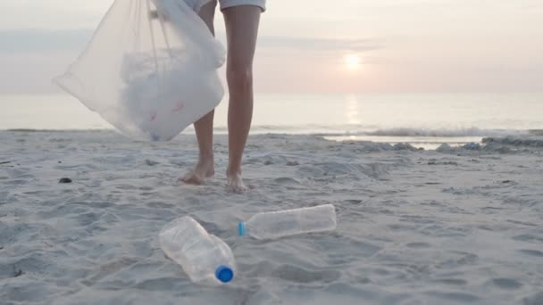 Poupa Água Voluntário Pegar Lixo Praia Garrafas Plástico São Difíceis — Vídeo de Stock