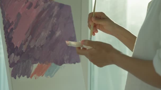 Professionele Vrouwelijke Kunstenares Gebruiken Penseel Abstracte Kunst Meesterwerk Creëren Schilder — Stockvideo