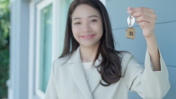 家を借りたり売ったり 不動産屋のマネージャーは新しい所有者のためのキーを保持笑顔 賃貸住宅 ローン信用金融 売り手 ディーラー — ストック動画
