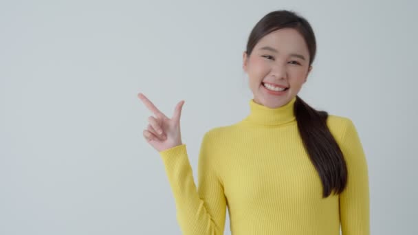 Porträt Asiatische Schöne Mädchen Zeigt Leerraum Isolierten Hintergrund Glückliche Frau — Stockvideo