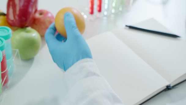 Gli Scienziati Controllano Residui Chimici Frutta Laboratorio Gli Esperti Controllo — Video Stock