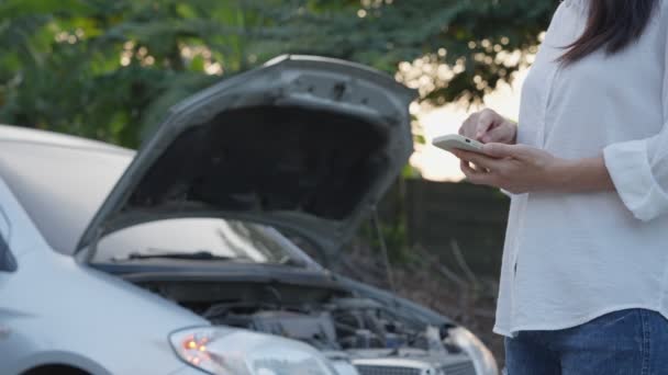Kerusakan Mobil Rusak Perbaikan Wanita Menggunakan Ponsel Cek Premi Asuransi — Stok Video