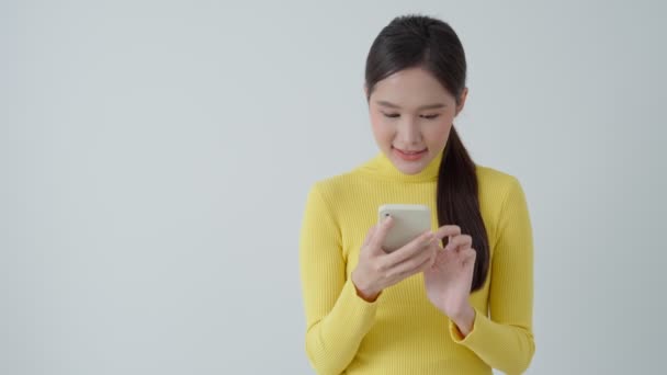 Podekscytowana Młoda Kobieta Grać Gry Przez Telefon Komórkowy Zrobić Gest — Wideo stockowe