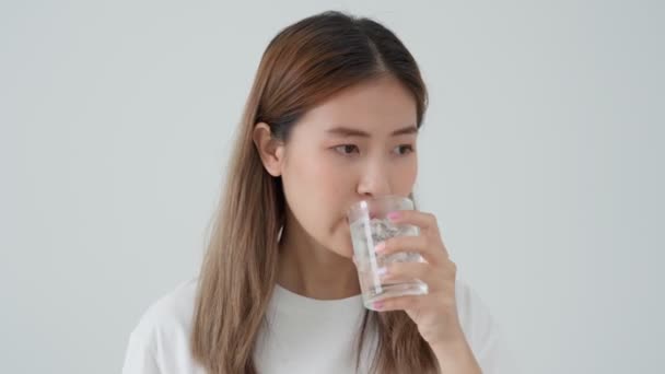 アジアの女性は冷たい飲んだ後に敏感な歯を感じる 女性は歯を被る 崩壊問題 歯科ケア 歯の抽出 崩壊問題 歯肉炎 口腔衛生指導 — ストック動画