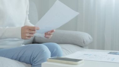 Modern kadın, internet üzerinden belge faturasını aldıktan sonra kredi kartı faturasını ödemek için barkod veya QR kodlarını taramak için telefon kullanıyor. Ödeme, ödeme, elektrik ödeme, para olmadan dijital ödemeler, teknoloji