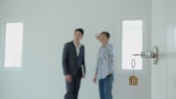 租赁和出售房屋 经销商经理对新房主微笑握手 出租房屋 经销商 分期付款 — 图库视频影像