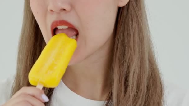 Azjatka Czuje Wrażliwe Zęby Zjedzeniu Lodów Samica Cierpi Problemy Zębami — Wideo stockowe