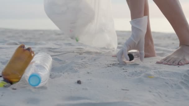 Šetři Vodou Dobrovolník Sbírat Odpadky Pláži Plastové Láhve Jsou Obtížně — Stock video