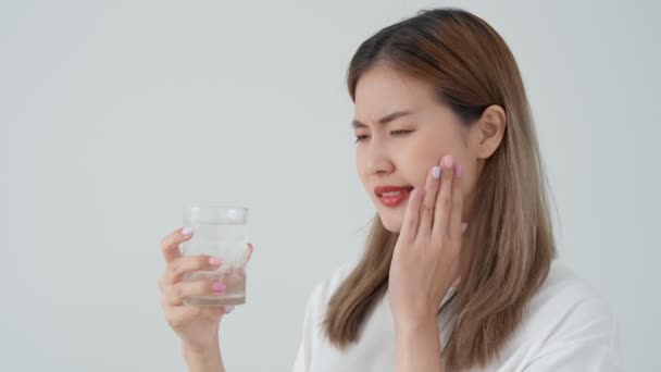 Azjatka Czuje Wrażliwe Zęby Wypiciu Zimna Kobieta Cierpi Problemy Zębami — Wideo stockowe
