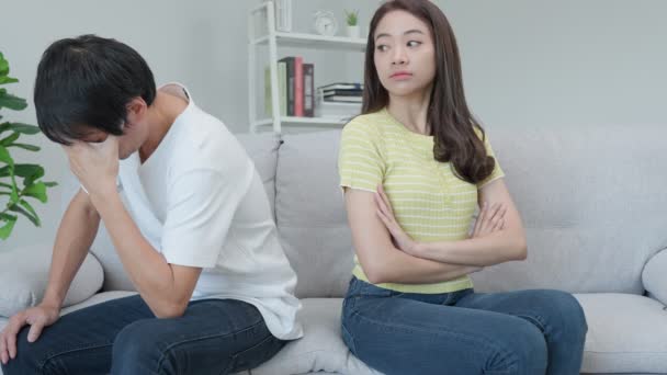 亚洲夫妇在结婚后感到绝望和失望 丈夫和妻子在争吵之后都很伤心 很沮丧 很沮丧 不信任 爱情问题 家庭问题 青少年的爱情 — 图库视频影像