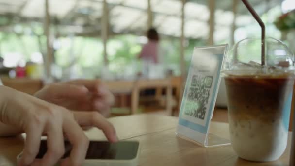 Wanita Menggunakan Smartphone Untuk Memindai Kode Untuk Membayar Restoran Kafe — Stok Video