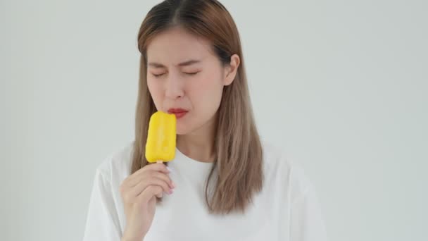 Asiatisk Kvinna Känner Känsliga Tänder Efter Att Ätit Glass Hona — Stockvideo