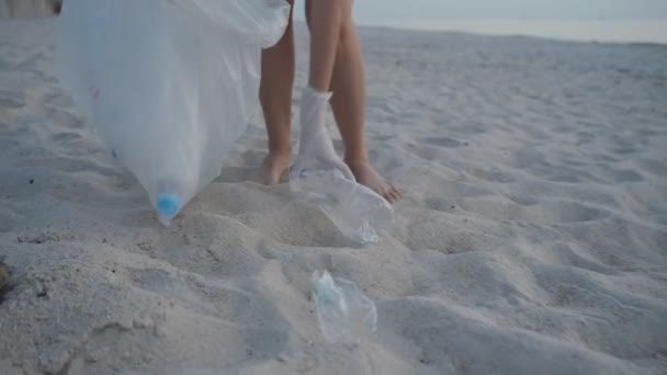 Bespaar Water Vrijwilliger Vuilnis Ophalen Het Strand Plastic Flessen Zijn — Stockvideo
