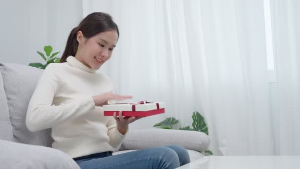 Mooie Aziatische Vrouw Voelen Verrassing Kijken Interesse Cadeautjes Doos Leuk — Stockvideo
