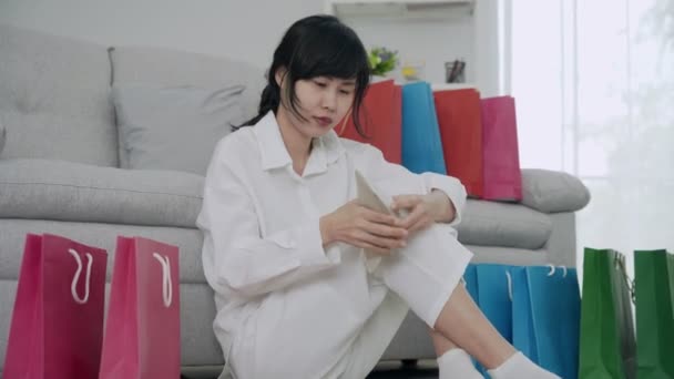 Mujer Asiática Estresada Con Dolor Cabeza Con Facturas Grandes Facturas — Vídeos de Stock