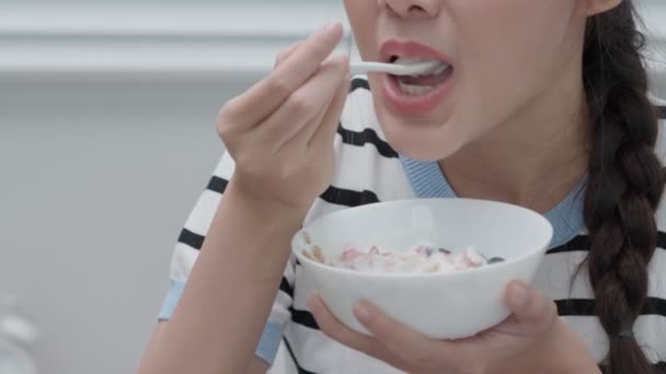 Азійка Добре Снідає Вдома Вранці Самка Яка Доглядає Здоров Їсть — стокове відео