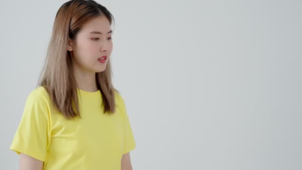 Alergie Pyl Asijská Mladá Žena Kýchající Kapesníku Nebo Foukající Utěrky — Stock video