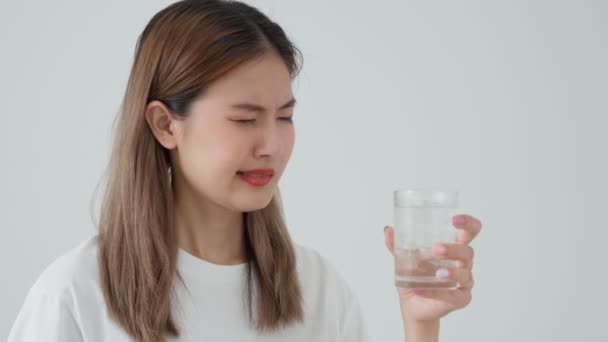 Азиатка Чувствует Себя Чувствительные Зубы После Питья Холодной Женщина Страдают — стоковое видео
