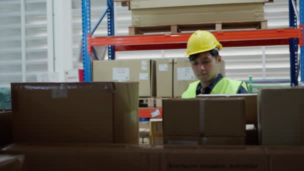 Lagerarbetare Plocka Box Varor Lager Och Kontrollera Lager Produkt Transport — Stockvideo