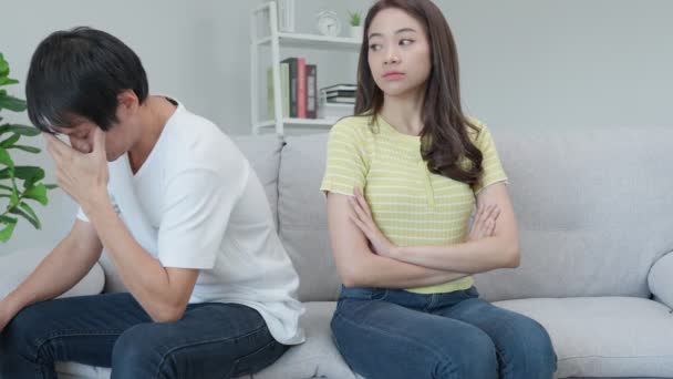Розлучення Азійські Пари Розпачливі Розчаровані Після Одруження Чоловік Дружина Засмучені — стокове відео