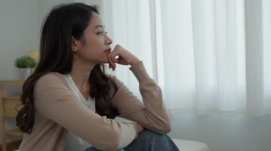 Mutsuz Asyalı kadın kız hayal kırıklığına uğradı, evde yalnız başına yaşanan sorunlara üzüldü, kendini yalnız hissetti, strese girdi, kötü bir ilişki yaşadı, ayrıldı, boşandı, kafası karıştı, depresyon geçirdi, zihinsel sağlık, yalnızlık.