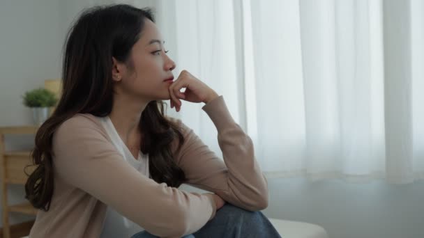 不幸なアジアの女性の少女は失望し 家庭だけでの問題については悲しい 孤独感 ストレスを感じ 悪い関係から苦しみ 女性は混乱し うつ病の精神衛生 — ストック動画
