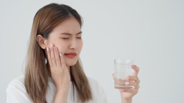 Asiatisk Kvinna Känner Känsliga Tänder Efter Att Druckit Kallt Hona — Stockvideo