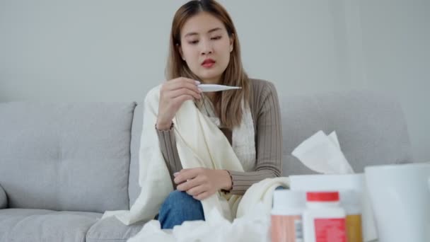Ung Asiatisk Kvinna Som Har Hög Feber Vid Kontroll Kroppstemperatur — Stockvideo