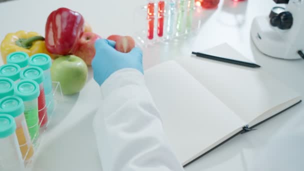 Wetenschapper Controleert Chemische Fruitresten Het Laboratorium Controledeskundigen Inspecteren Concentratie Van — Stockvideo