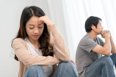 Boşanma. Asyalı çiftler evlendikten sonra çaresiz ve hayal kırıklığına uğrarlar. Karı koca kavgalar yüzünden üzgün, üzgün ve hayal kırıklığına uğramış durumdalar. Güvensizlik, aşk sorunları, ihanetler. Aile sorunu, gençlik aşkı