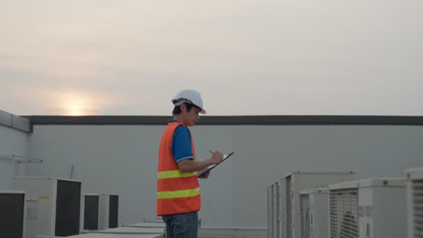 Azjatycki Konserwator Pracuje Dachu Fabryki Wykonawca Sprawdzi System Sprężarki Planuje — Wideo stockowe