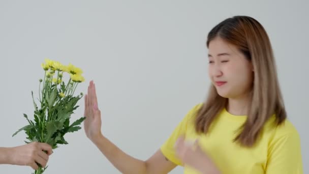 Pollen Allergier Asiatisk Ung Kvinna Nyser Näsduk Eller Blåser Torka — Stockvideo
