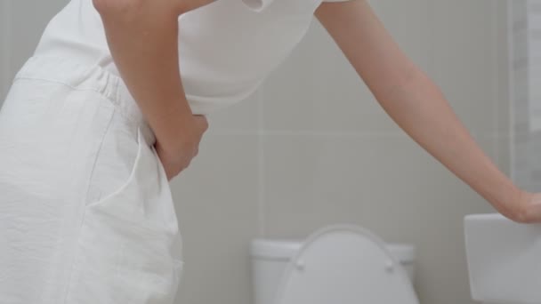 Magont Asiatiska Kvinnor Har Buksmärta Matsmältningsbesvär Gastrit Mensvärk Gasbildning Diarré — Stockvideo
