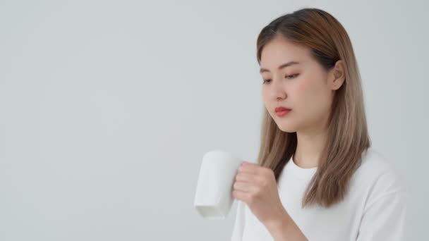 Aziatisch Vrouw Gevoel Gevoelige Tanden Het Drinken Warm Vrouw Lijden — Stockvideo