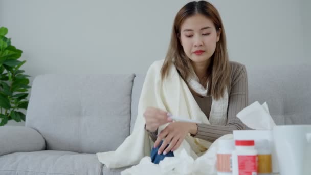 Ung Asiatisk Kvinna Som Har Hög Feber Vid Kontroll Kroppstemperatur — Stockvideo