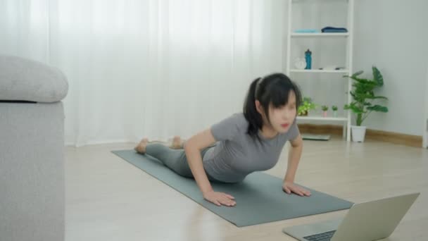 Smal Kvinna Som Utövar Yoga Rummet Sin Lägenhet Asiatisk Kvinna — Stockvideo