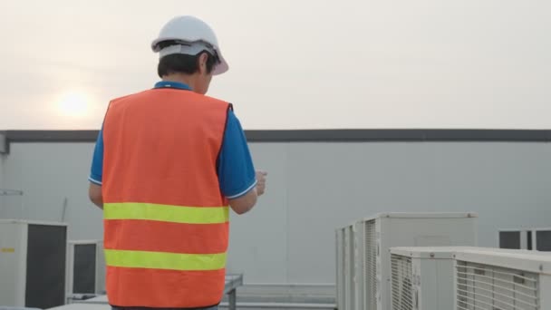 Ázsiai Karbantartó Mérnök Gyár Tetején Dolgozik Vállalkozó Ellenőrizze Kompresszorrendszert Tervezi — Stock videók