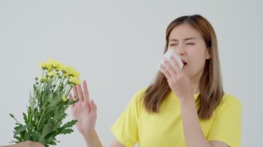 Polen alerjisi, mendile hapşıran Asyalı genç bir kadın veya mendile üfleyerek bahar çiçeklerine ya da bahar çiçeklerine alerjisi olan bir kadın. alerjik reaksiyon, solunum sistemi sorunları