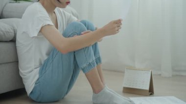 Yüklü faturaları ve faturaları olan stresli ve baş ağrısı çeken Asyalı kadın harcamaları ve kredi kartı borçlarını ödeyecek parası yok. kıtlık, mali sorunlar, mortgage, kredi, iflas, iflas, yoksul, boş cüzdan