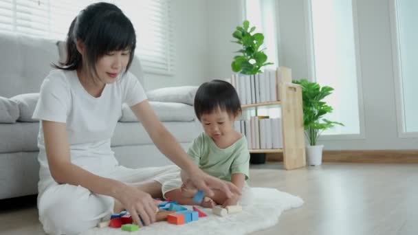 Щаслива Мама Азії Бавиться Вчить Іграшкових Блоків Маленькою Дівчинкою Смішна — стокове відео