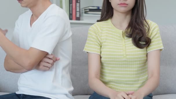 Skilsmässa Asiatiska Par Desperata Och Besvikna Efter Äktenskapet Makar Ledsna — Stockvideo