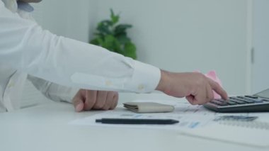Yüklü faturaları ve faturaları olan stresli ve baş ağrısı çeken Asyalı bir adamın harcamaları ve kredi kartı borçlarını ödeyecek parası yok. kıtlık, mali sorunlar, mortgage, kredi, iflas, iflas, yoksul, boş cüzdan