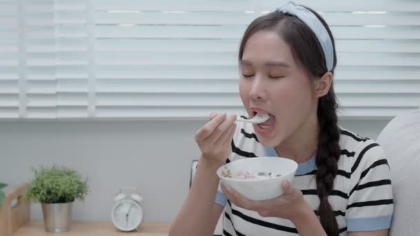 Comida Saudável Menina Bonita Gosta Comer Iogurte Granola Frutas Frescas — Vídeo de Stock