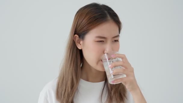 Asiatisk Kvinna Känner Känsliga Tänder Efter Att Druckit Kallt Hona — Stockvideo