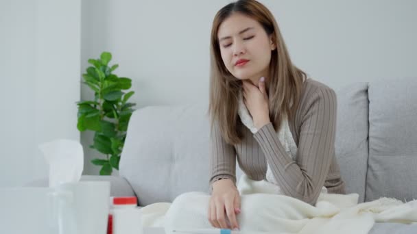 Asien Frau Legte Ihre Hand Auf Ihren Hals Wegen Halsschmerzen — Stockvideo