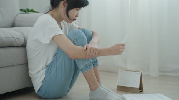 Stres Bolesti Hlavy Asijské Ženy Velkými Účty Nebo Faktury Žádné — Stock video