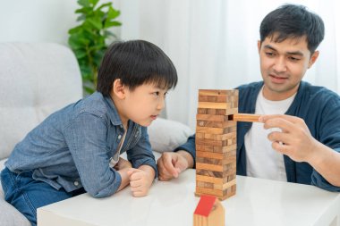 Asya 'lı mutlu bekar baba küçük çocukla Janga öğreniyor. Komik aile evde mutlu ve heyecanlı. Baba ve oğul birlikte vakit geçiriyorlar. Tatil, hafta sonu, boş.