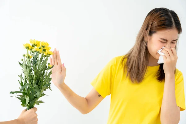 花粉过敏 亚洲的年轻女子在手帕里打喷嚏或在擦拭时吹气 对春天的野花或花朵过敏 过敏反应 呼吸系统问题 — 图库照片